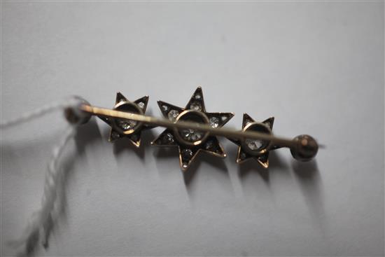 An Edwardian gold and diamond triple star set bar brooch, 43mm.